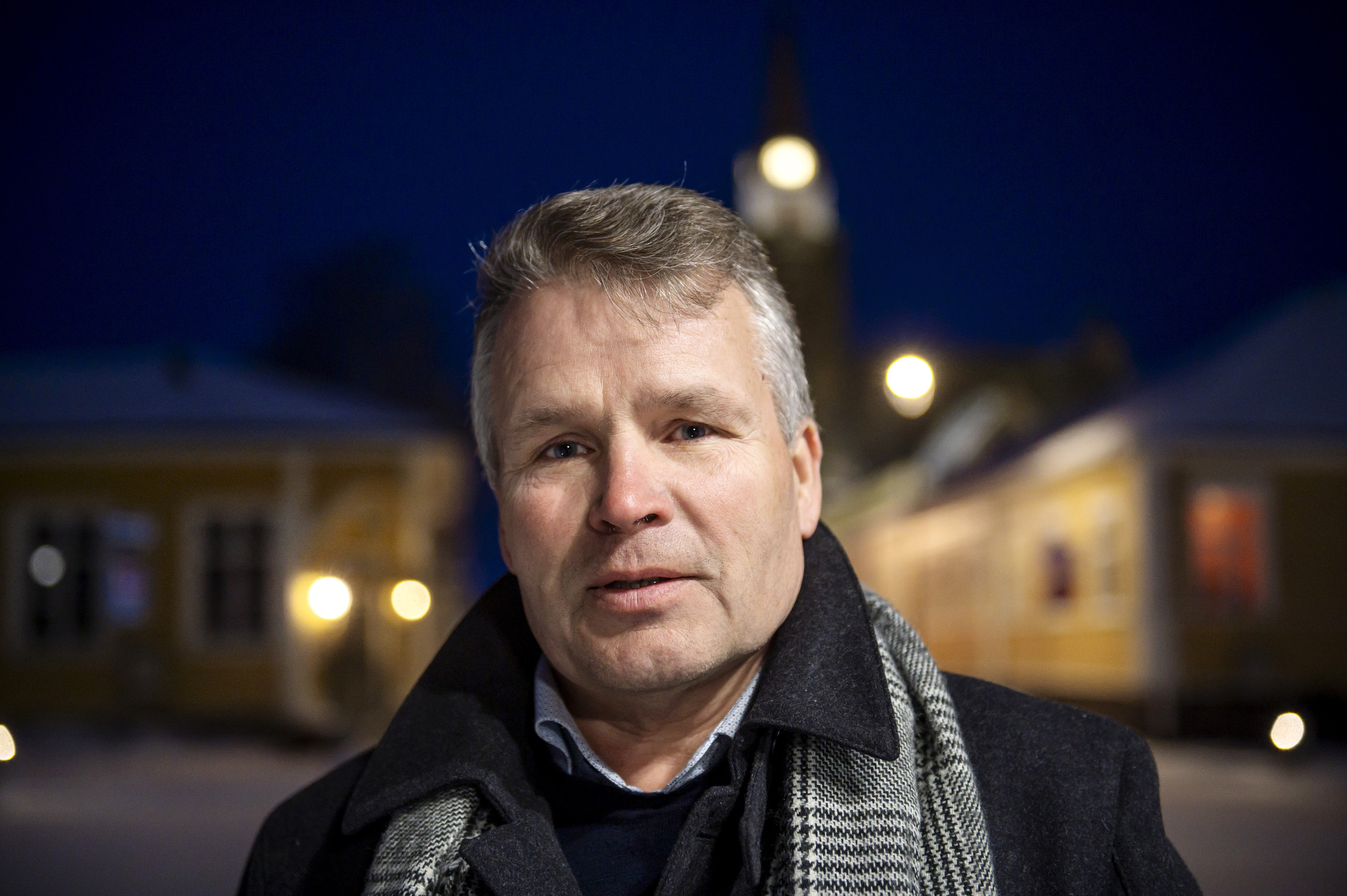 Kauppakeskus Zeppelin uuden äärellä